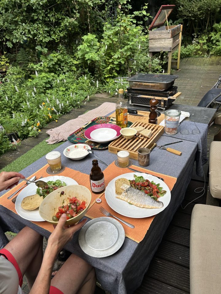 Samen buiten eten en drinken