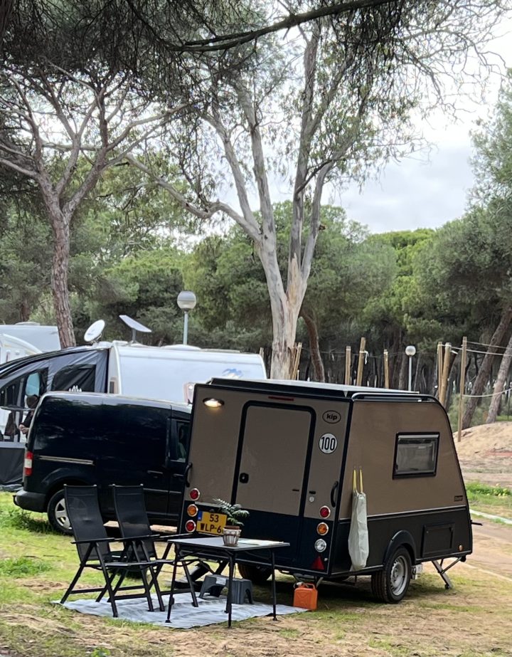 Kip caravan op onze plek op de camping zonder luifel