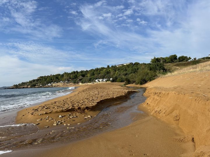 Water mondt uit in zee